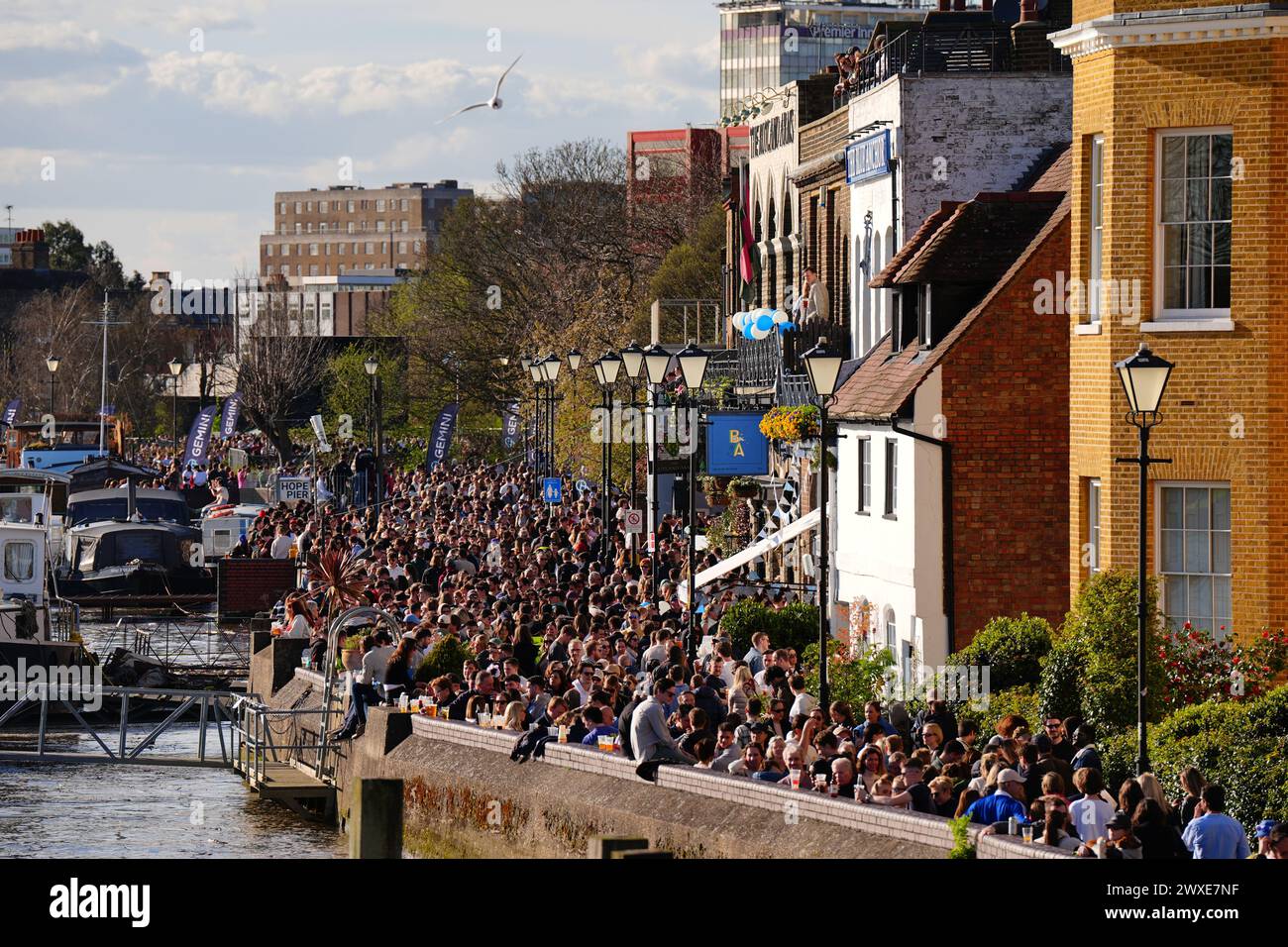 Gli spettatori guardano la 169a Gemini Boat Race 2024 maschile sul Tamigi, Londra. Data foto: Sabato 30 marzo 2024. Foto Stock