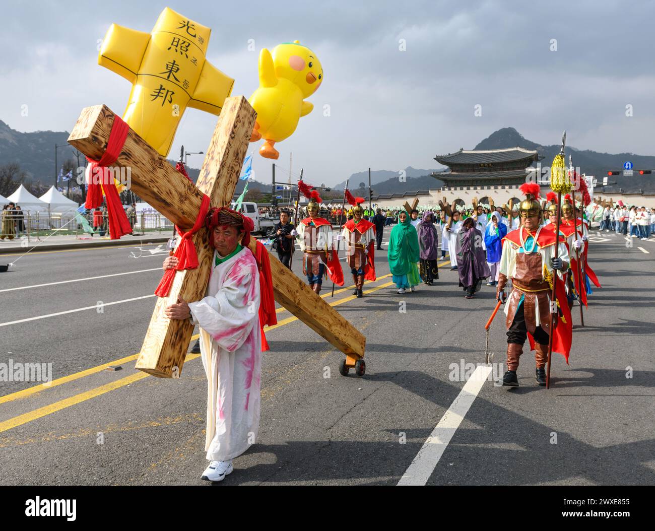 Seoul, Corea del Sud. 30 marzo 2024. I devoti cristiani della Corea del Sud rimettono in scena la Crocifissione di Cristo durante la Parata di Pasqua del 2024 in Piazza Gwanghwamun a Seul. Pasqua è una festa cristiana e una festa culturale che celebra la risurrezione dai morti raffigurata nel nuovo Testamento, che si svolge il terzo giorno della sepoltura di Gesù dopo essere stata crocifisso dai Romani nel Calvario. (Foto di Kim Jae-Hwan/SOPA Images/Sipa USA) credito: SIPA USA/Alamy Live News Foto Stock