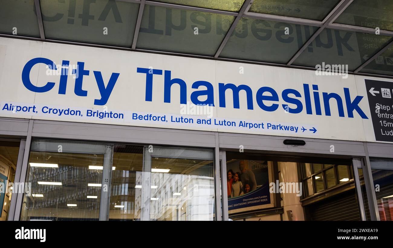 Londra, Regno Unito - 25 marzo 2024; firma con le destinazioni dalla stazione ferroviaria City Thameslink nel centro di Londra Foto Stock