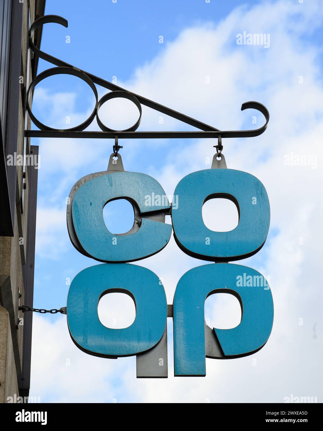 Londra, Regno Unito - 24 marzo 2024; cartello blu Co-Op appeso sul lato dell'edificio sopra il negozio Foto Stock