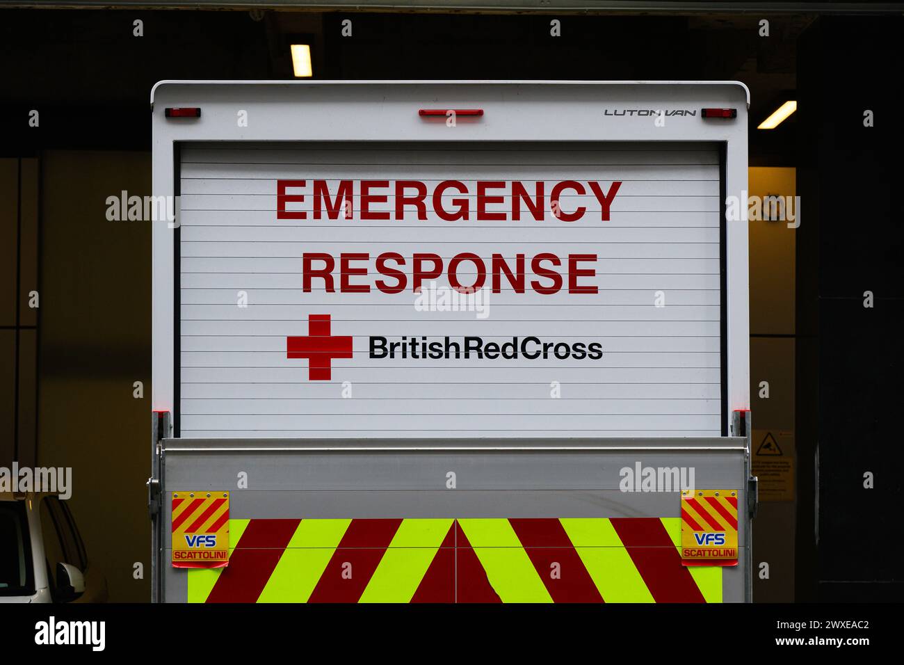 Londra, Regno Unito - 25 marzo 2024; nome e logo sulla porta del camion del veicolo di emergenza della Croce Rossa britannica Foto Stock