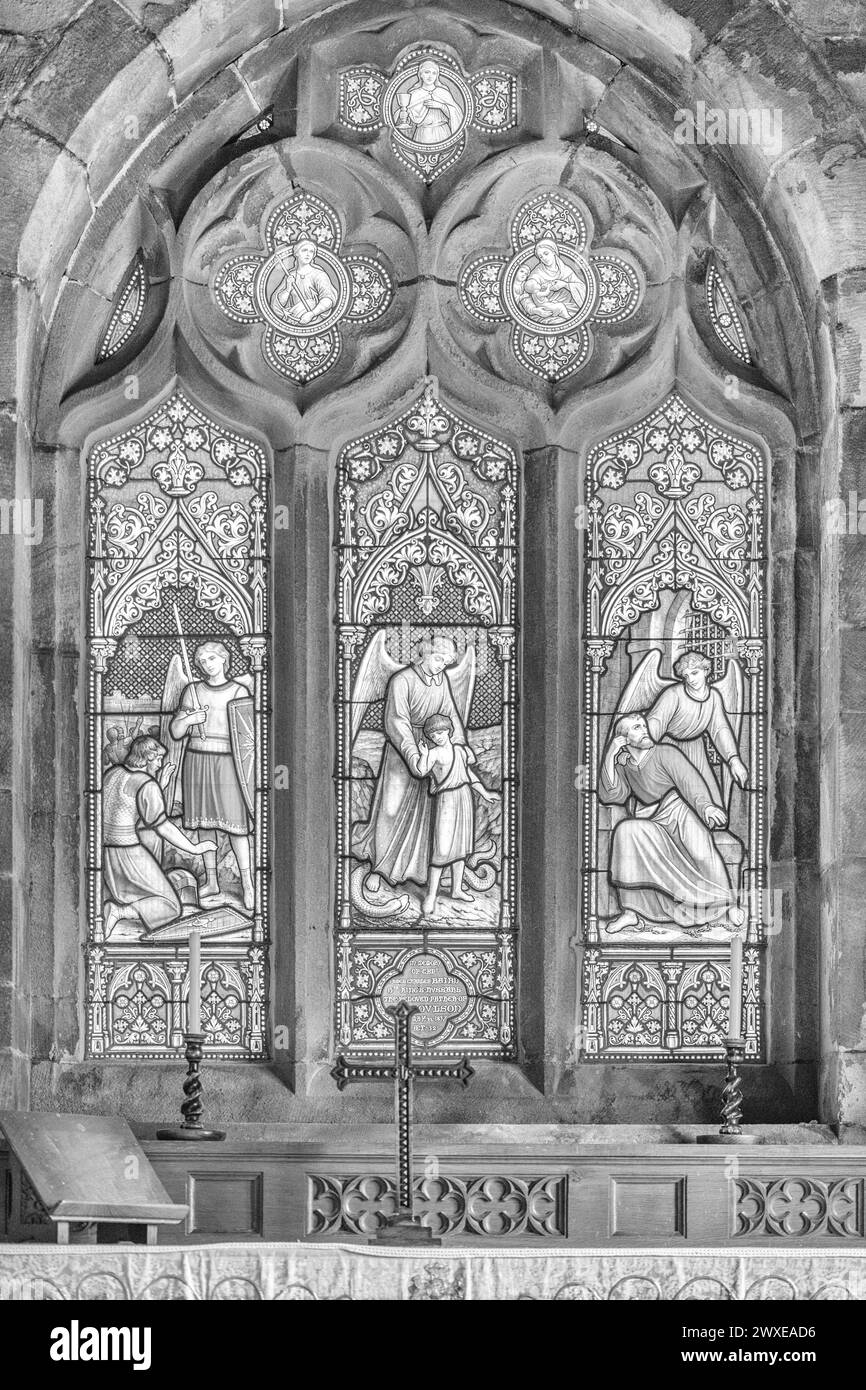 I tre pannelli verticali che contengono bellissime vetrate colorate di J B Capronnier. Vista alla chiesa di St. Marys, Long Preston (Lady Chapel a destra dell'altare). Foto Stock