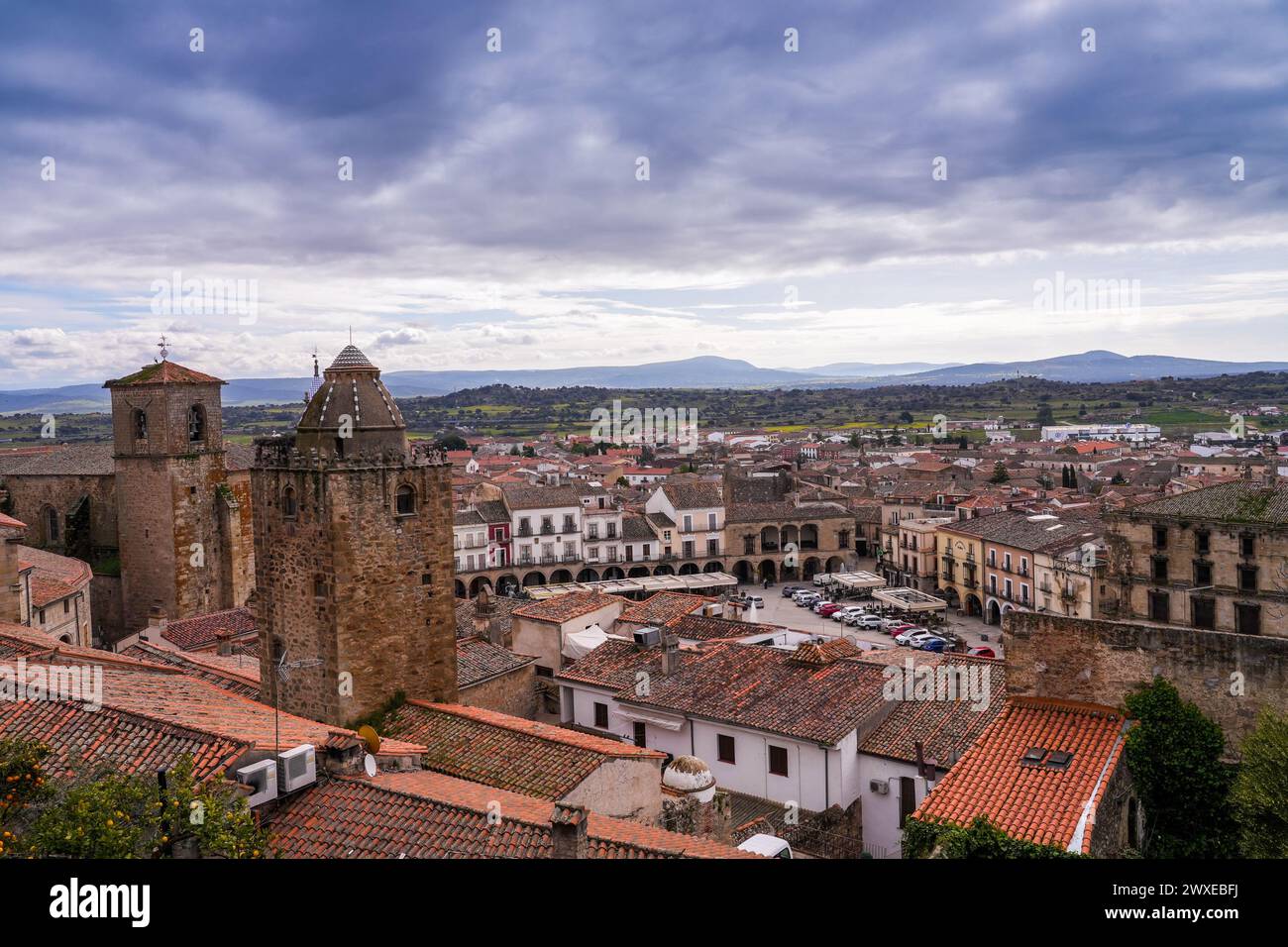 Plaza Mayor di Trujillo circondata da palazzi e dalla chiesa di San Martino di Tours. Il castello medievale fu il luogo in cui si svolse il Trono di Spade. Caceres. Foto Stock