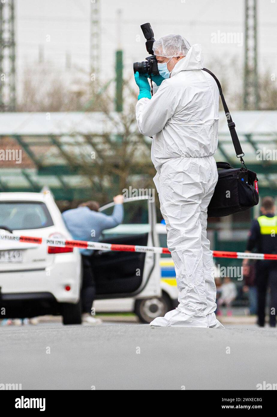 30 marzo 2024, bassa Sassonia, Nienburg (Weser): Un ufficiale forense della polizia lavora a Friedrichstrasse. Un uomo di 46 anni è rimasto ferito a morte durante un'operazione di polizia nel centro di Nienburg, bassa Sassonia. Una poliziotta e' stata uccisa. Foto: Moritz Frankenberg/dpa Foto Stock