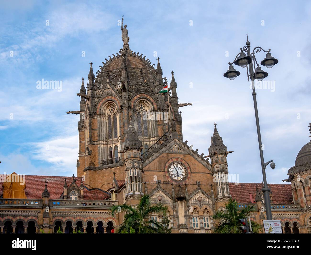 La stazione ferroviaria di Chhatrapati Shivaji Terminus è una stazione ferroviaria storica e un sito patrimonio dell'umanità dell'UNESCO a Mumbai, Maharashtra, India Foto Stock