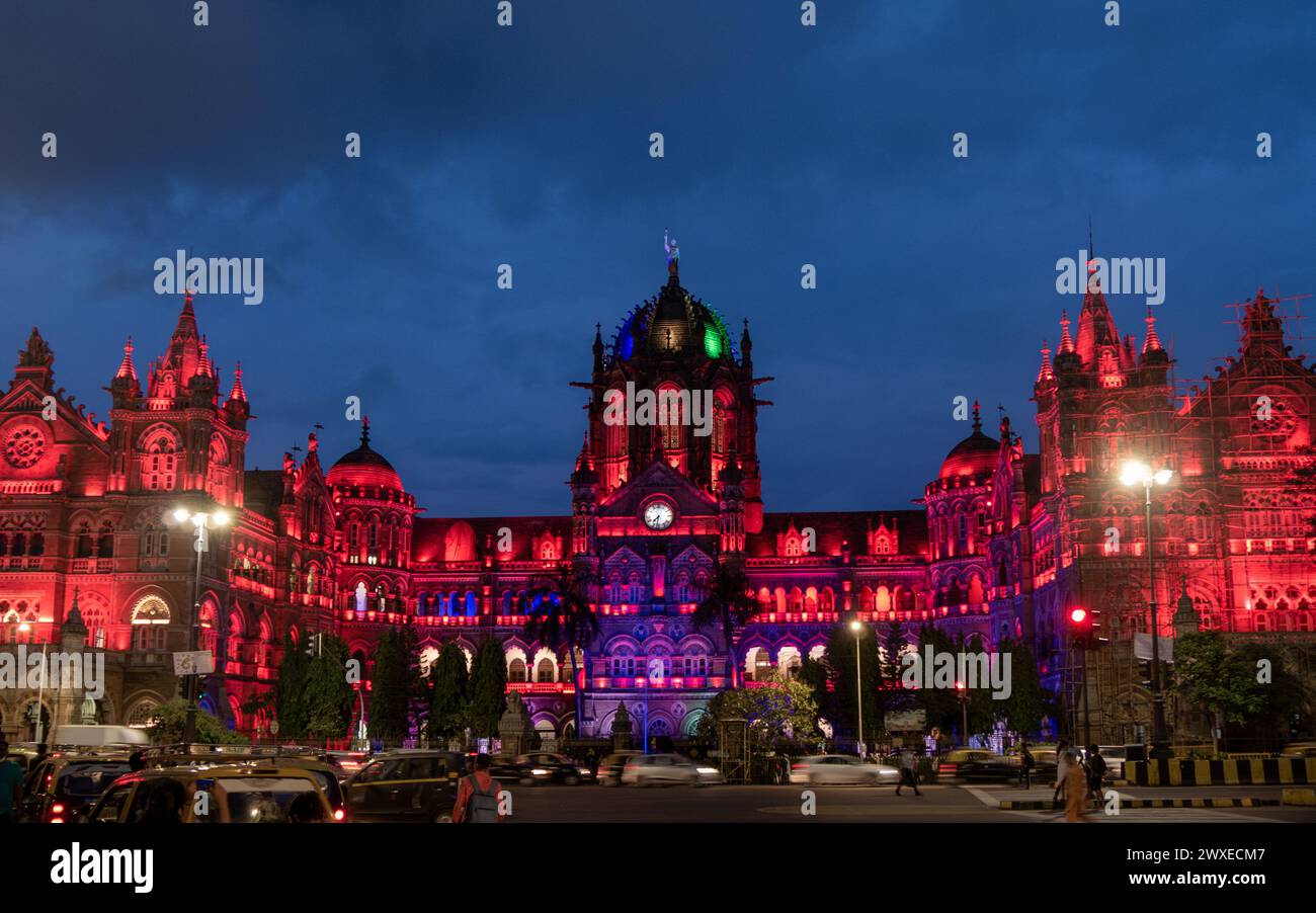 MUMBAI, INDIA - 11 giugno 2022: Stazione ferroviaria di Chhatrapati Shivaji Terminus, storica stazione ferroviaria e patrimonio dell'umanità dell'UNESCO a Mumbai, Foto Stock