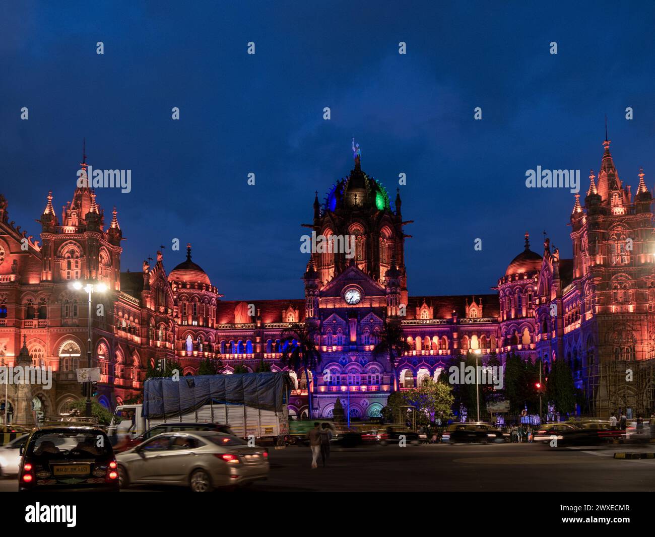 MUMBAI, INDIA - 11 giugno 2022: Stazione ferroviaria di Chhatrapati Shivaji Terminus, storica stazione ferroviaria e patrimonio dell'umanità dell'UNESCO a Mumbai, Foto Stock