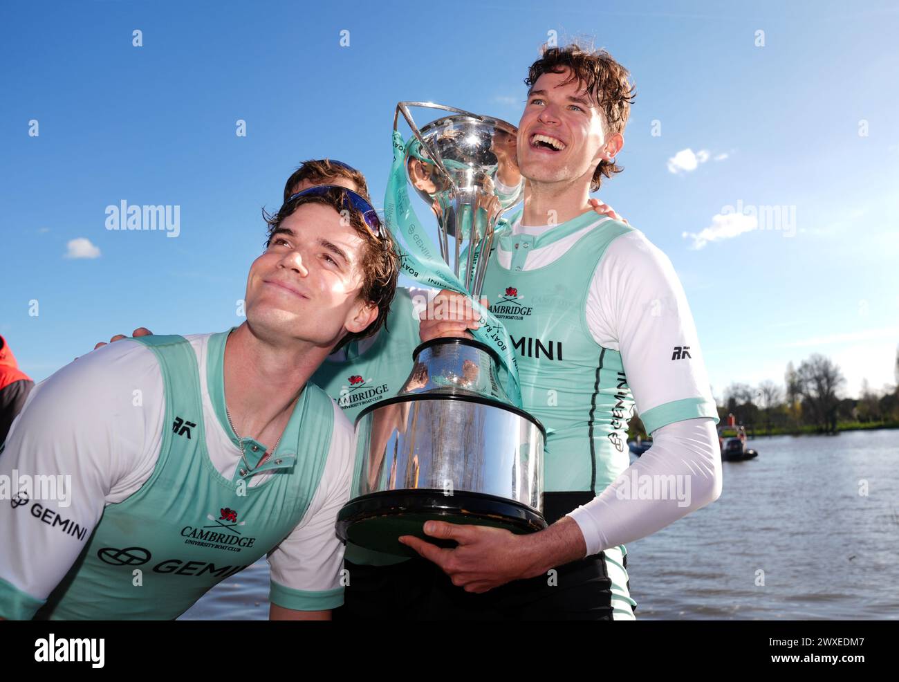 Luca Ferraro (a sinistra) e Augustus John di Cambridge celebrano con il trofeo dopo la Gemini Boat Race 2024 sul Tamigi, Londra. Data foto: Sabato 30 marzo 2024. Foto Stock