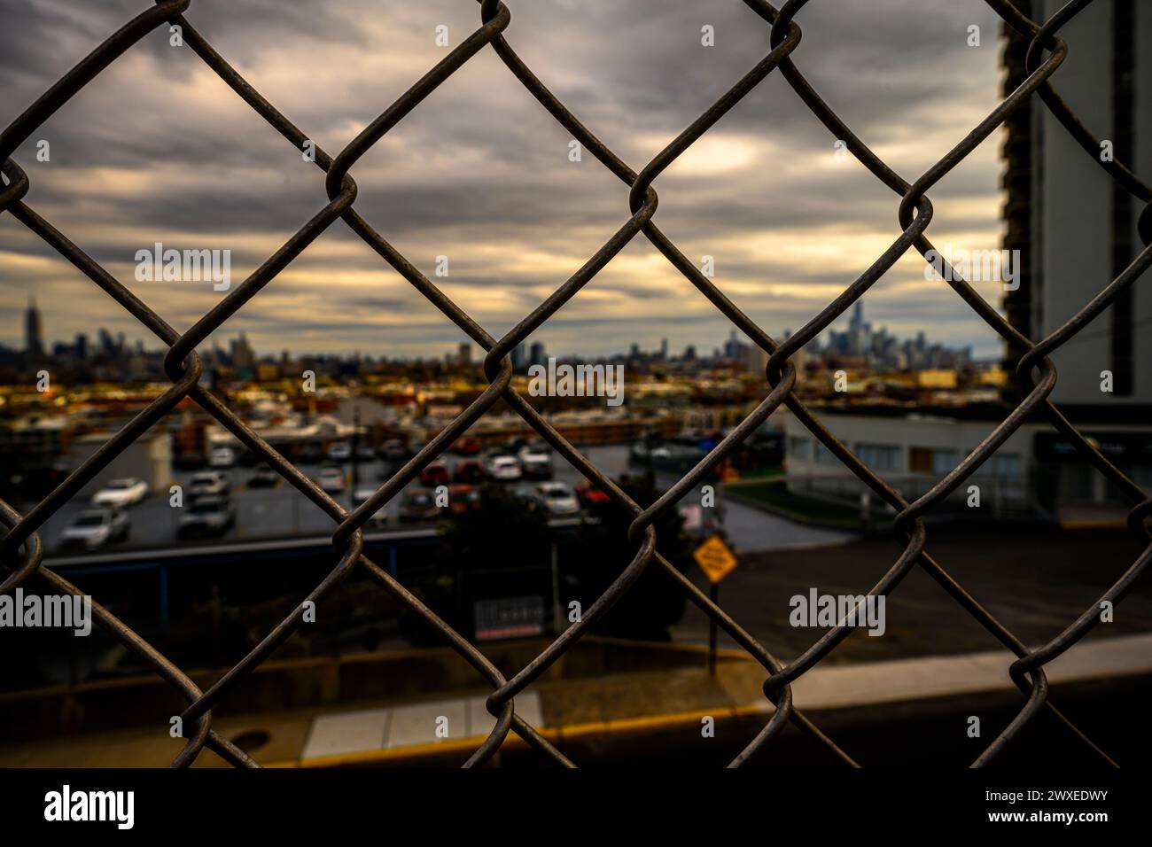 Vista sul porto di New York, Manhattan e la Statua della libertà dal Liberty State Park, Jersey City, New Jersey, USA Foto Stock