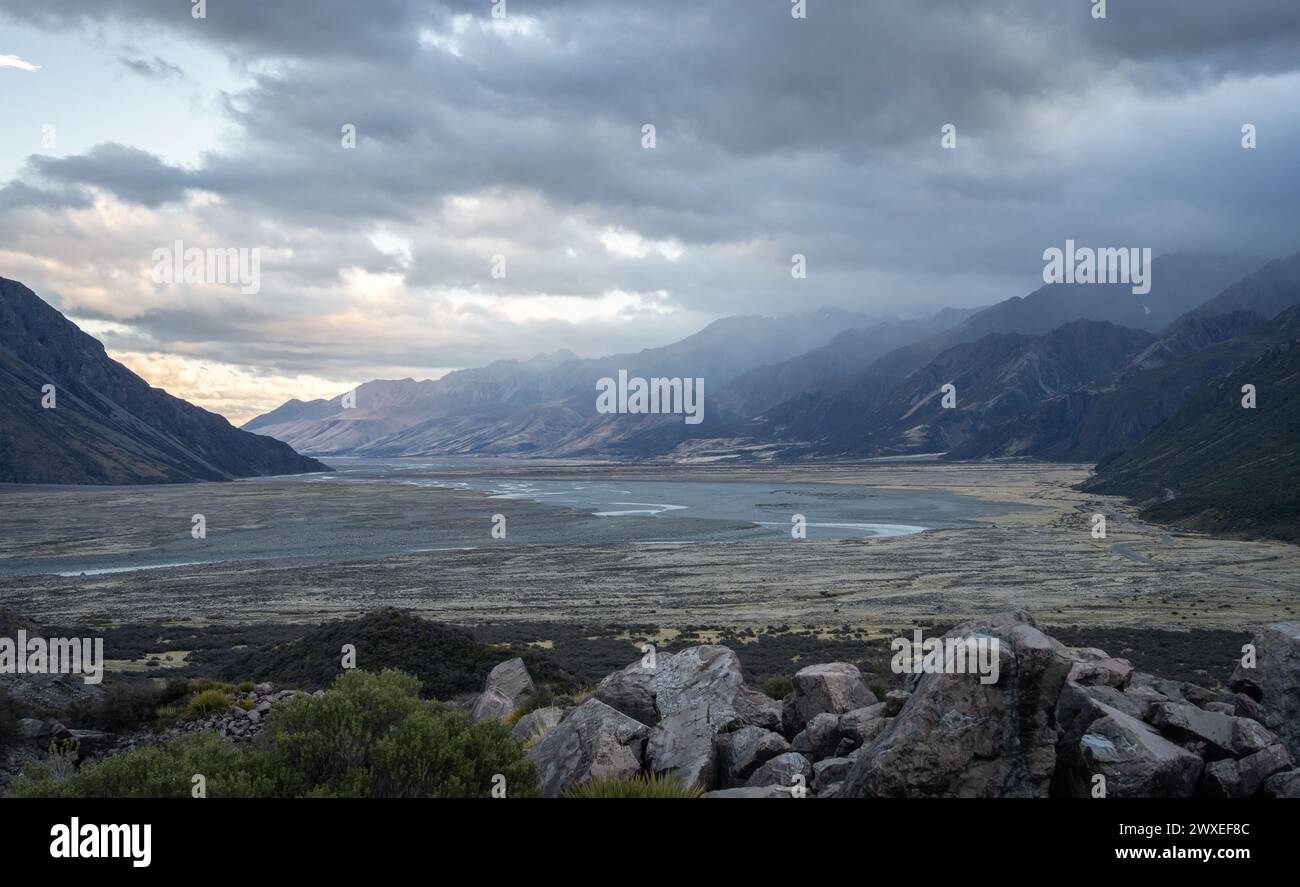 Vastissima valle alpina con catene montuose al tramonto e tempesta in avvicinamento, nuova Zelanda. Foto Stock