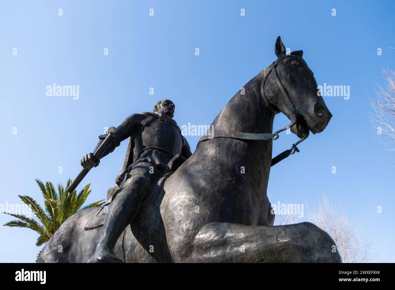Detaile del monumento equestre di Don Diego de Almagro, capitano generale del Regno del Cile, a cavallo nella piazza principale di Almagro in CIU Foto Stock