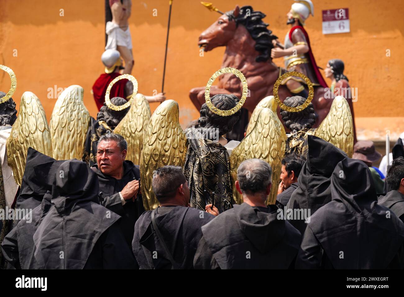 Perché I Cattolici Adorano Le Statue Antigua, Guatemala. 29 marzo 2024. I penitenti cattolici preparano