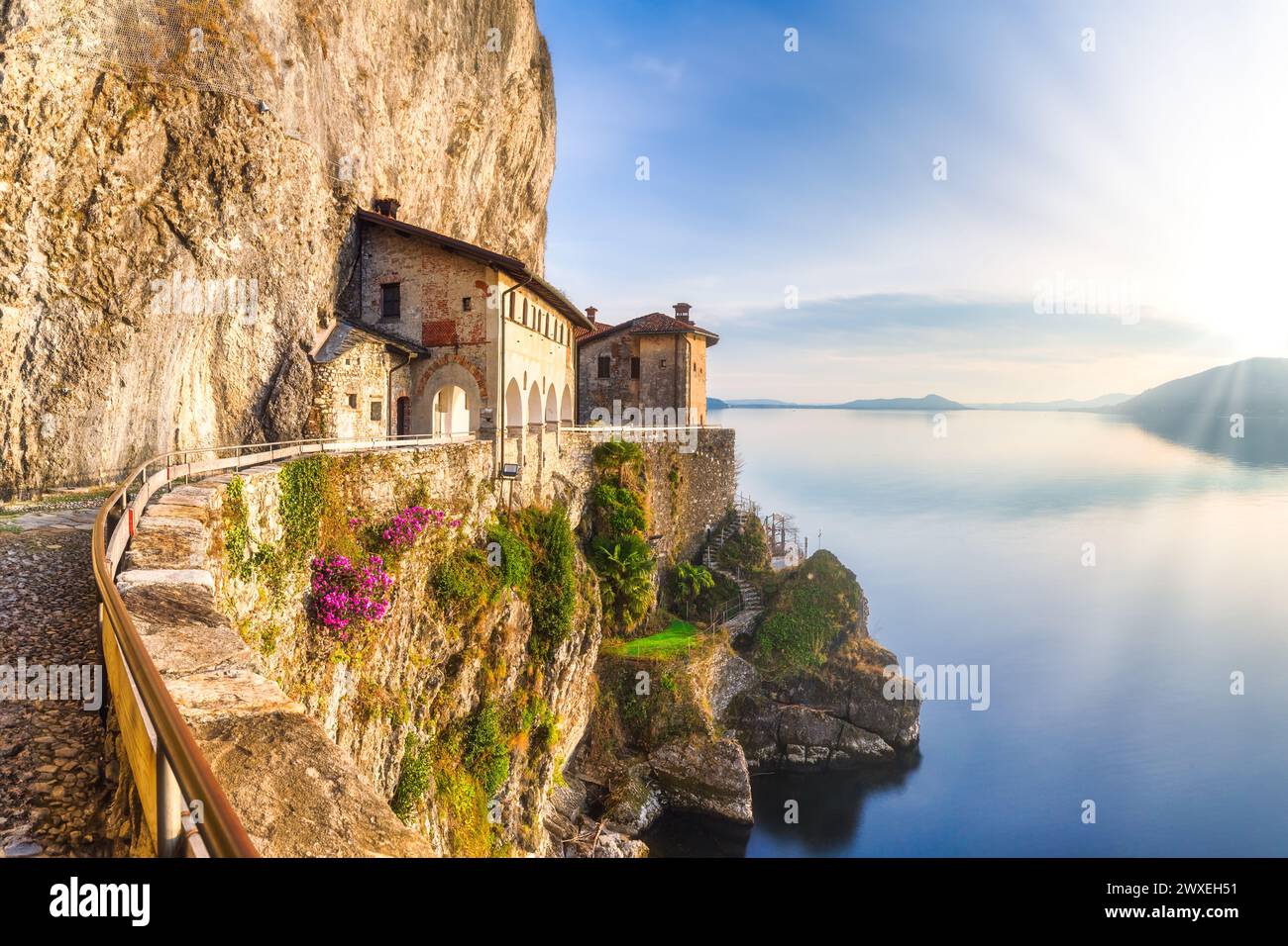 Eremo di Santa Caterina del Sasso, Lago Maggiore, Varese, Lombardia, Italia Foto Stock