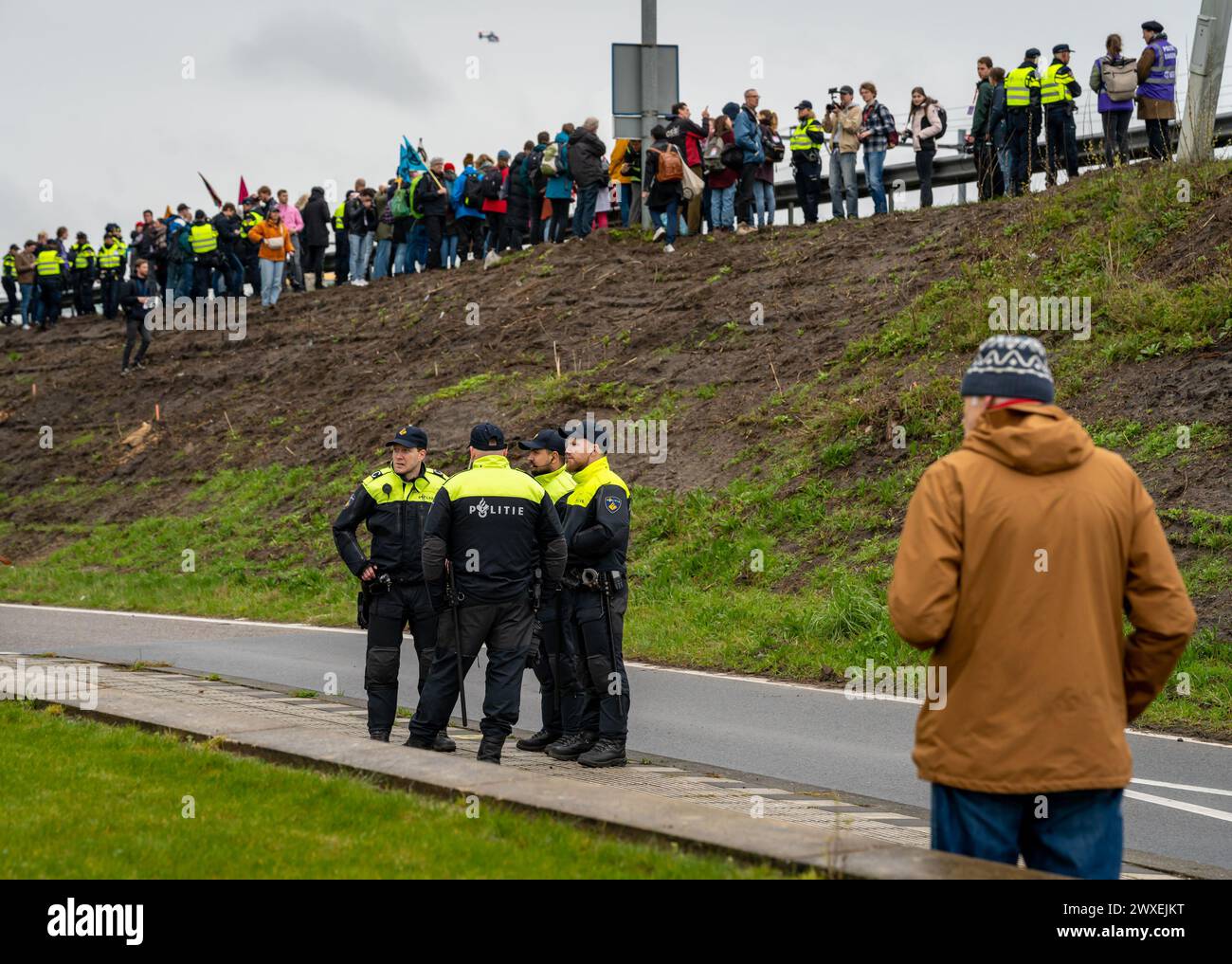 Amsterdam, Paesi Bassi, 30.03.2024, agenti di polizia olandesi durante l'azione di protesta e tentato blocco dell'autostrada A10 degli attivisti del clima XR Foto Stock