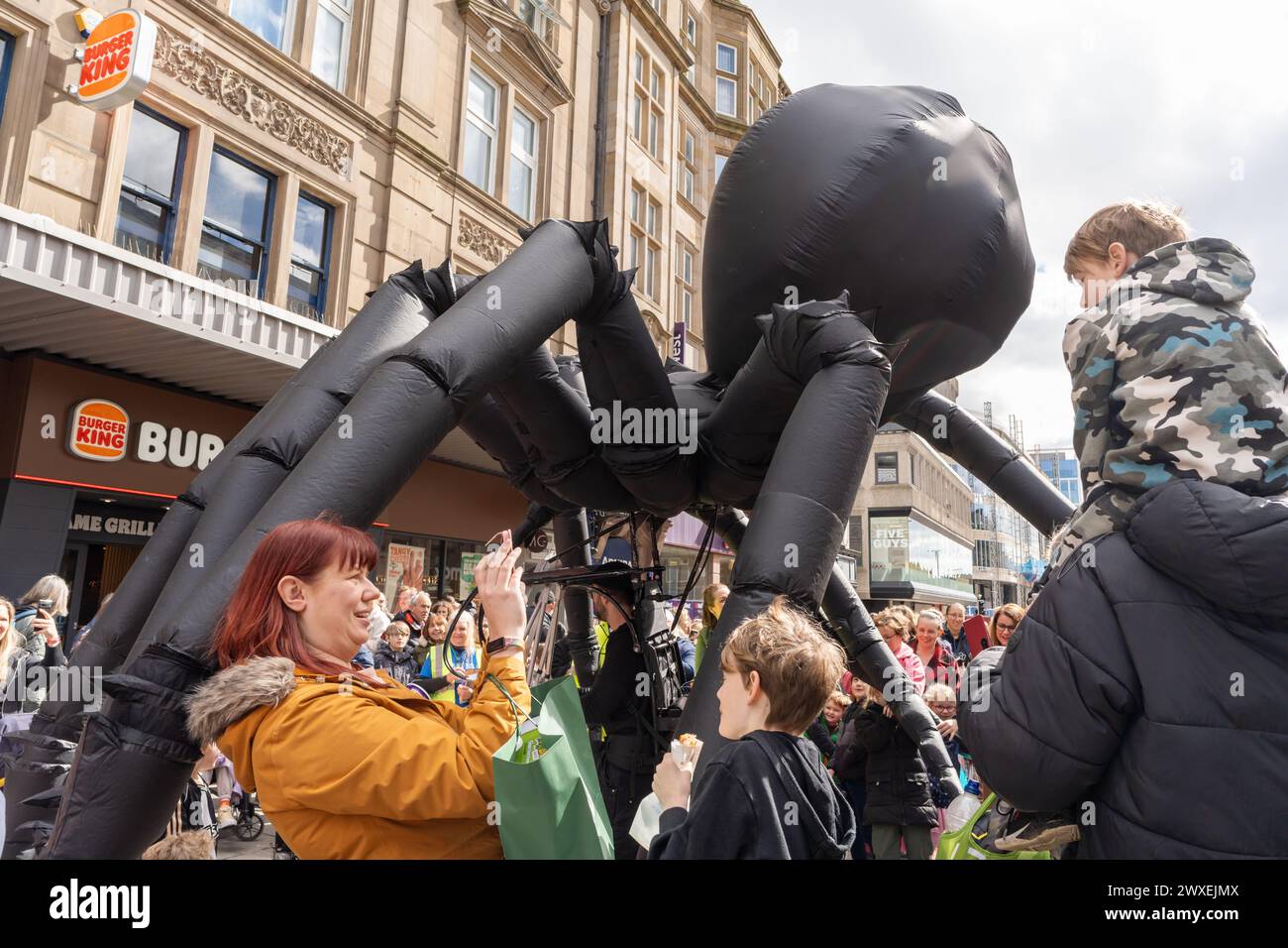 Newcastle upon Tyne, Regno Unito. 30 marzo 2024. Beasts on the Street, spettacoli di burattini in Northumberland Street in città, con il lancio del Newcastle Puppetry Festival. Il festival si svolge fino al 7 aprile. -- nella foto: Arachnobot il ragno gigante di Tim Davies Design. Crediti: Hazel Plater/Alamy Live News Foto Stock