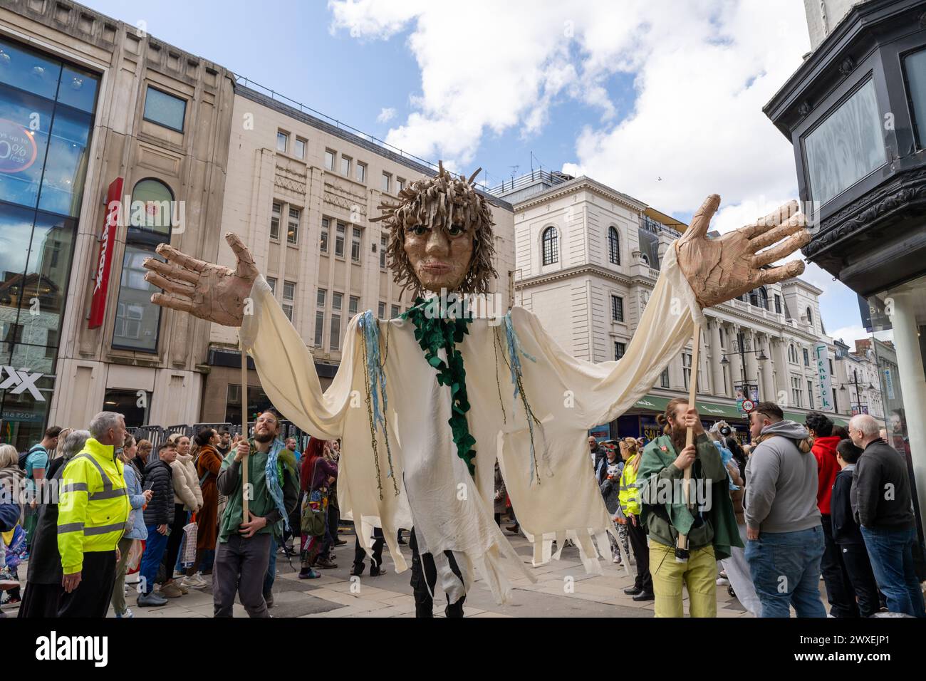 Newcastle upon Tyne, Regno Unito. 30 marzo 2024. Beasts on the Street, spettacoli di burattini in Northumberland Street in città, con il lancio del Newcastle Puppetry Festival. Il festival si svolge fino al 7 aprile. -- nella foto: Città di kittiwakes Parade. Crediti: Hazel Plater/Alamy Live News Foto Stock