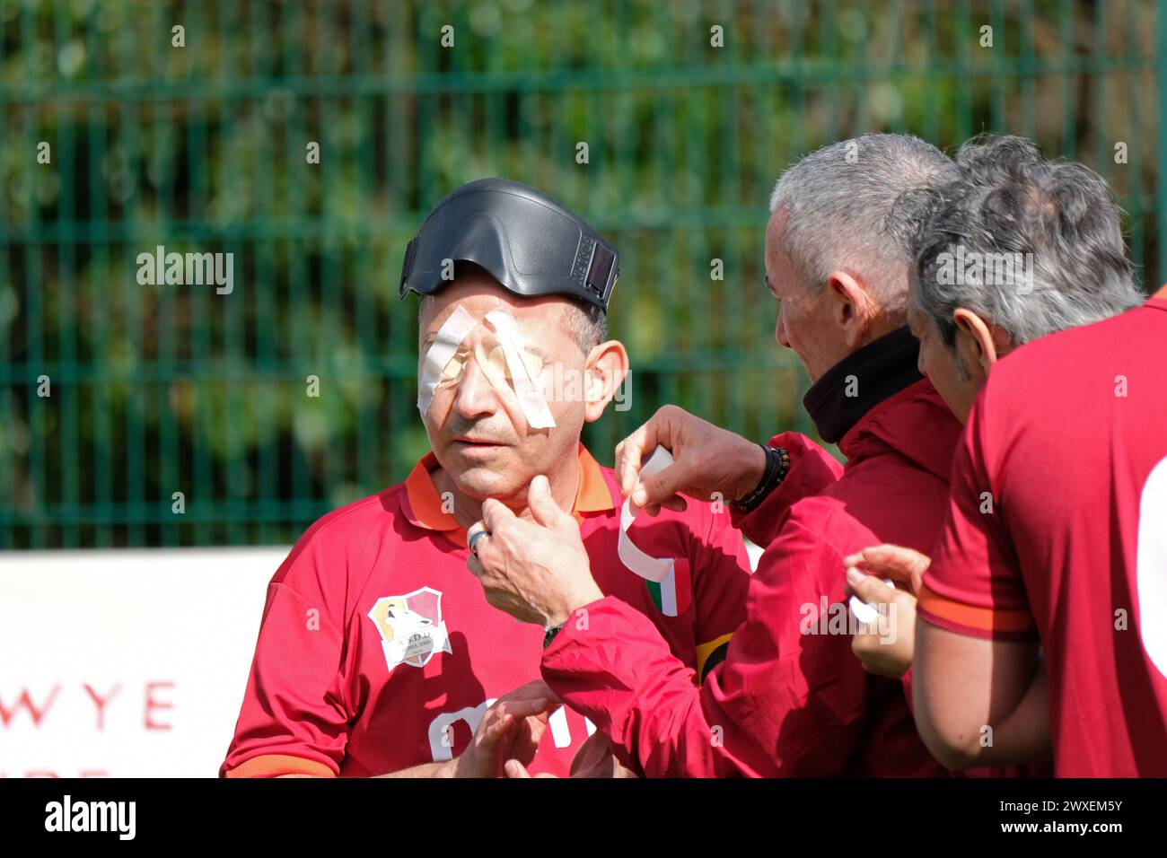 Royal National College for the Blind, Hereford, Regno Unito – sabato 30 marzo 2024 – terza fase della European Blind Football League ( EBFL ) tenutasi presso il Royal National College for the Blind di Hereford, con sei squadre europee. Un giocatore della squadra italiana ASDD Roma 2000 si è fatto registrare gli occhi prima del calcio d'inizio. Foto Steven May / Alamy Live News Foto Stock