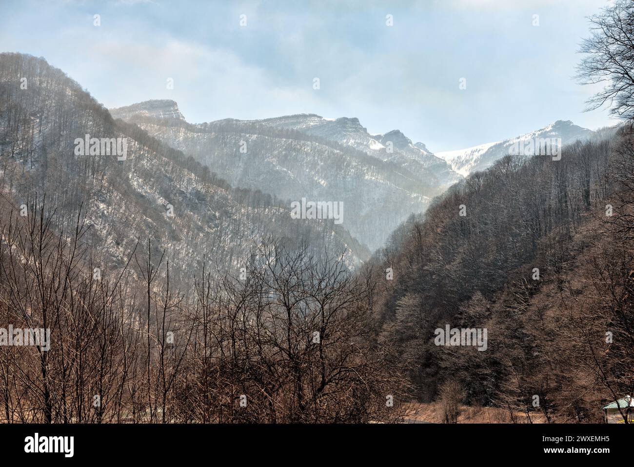 Paesaggio montano nella Gola di Alagir nell'Ossezia settentrionale Foto Stock