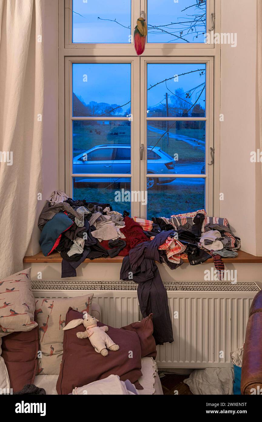 Lavanderia unificata sul davanzale nel soggiorno, Meclemburgo-Vorpommern, Germania Foto Stock