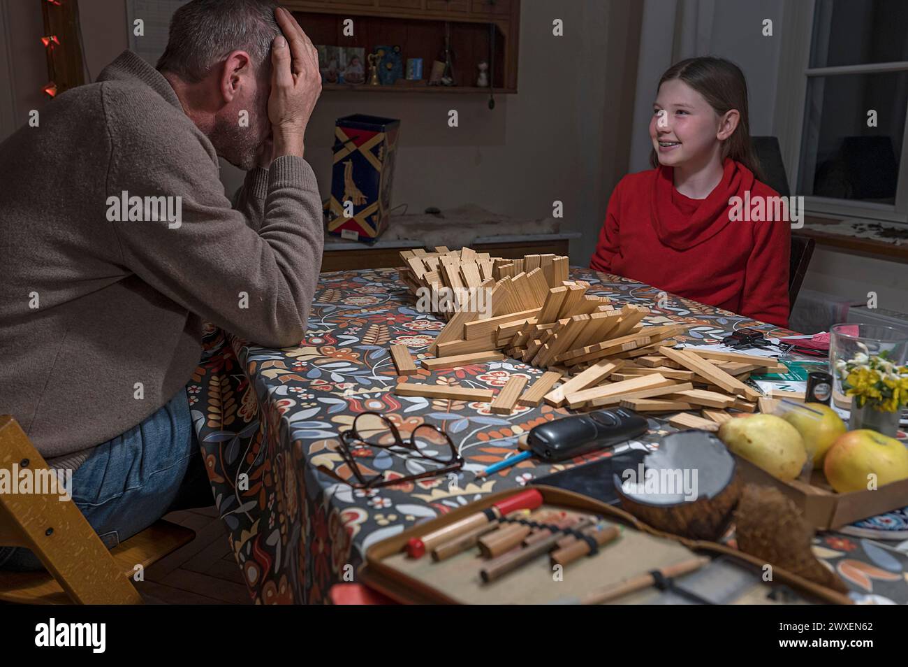 Padre e figlia giocano un gioco di abilità, Meclemburgo-Vorpommern, Germania Foto Stock