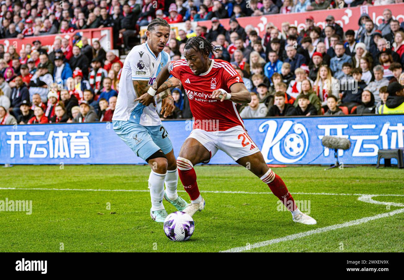 The City Ground, Nottingham, Regno Unito. 30 marzo 2024. Premier League Football, Nottingham Forest contro Crystal Palace; Anthony Elanga di Nottingham Forest sfida Chris Richards di Crystal Palace credito: Action Plus Sports/Alamy Live News Foto Stock