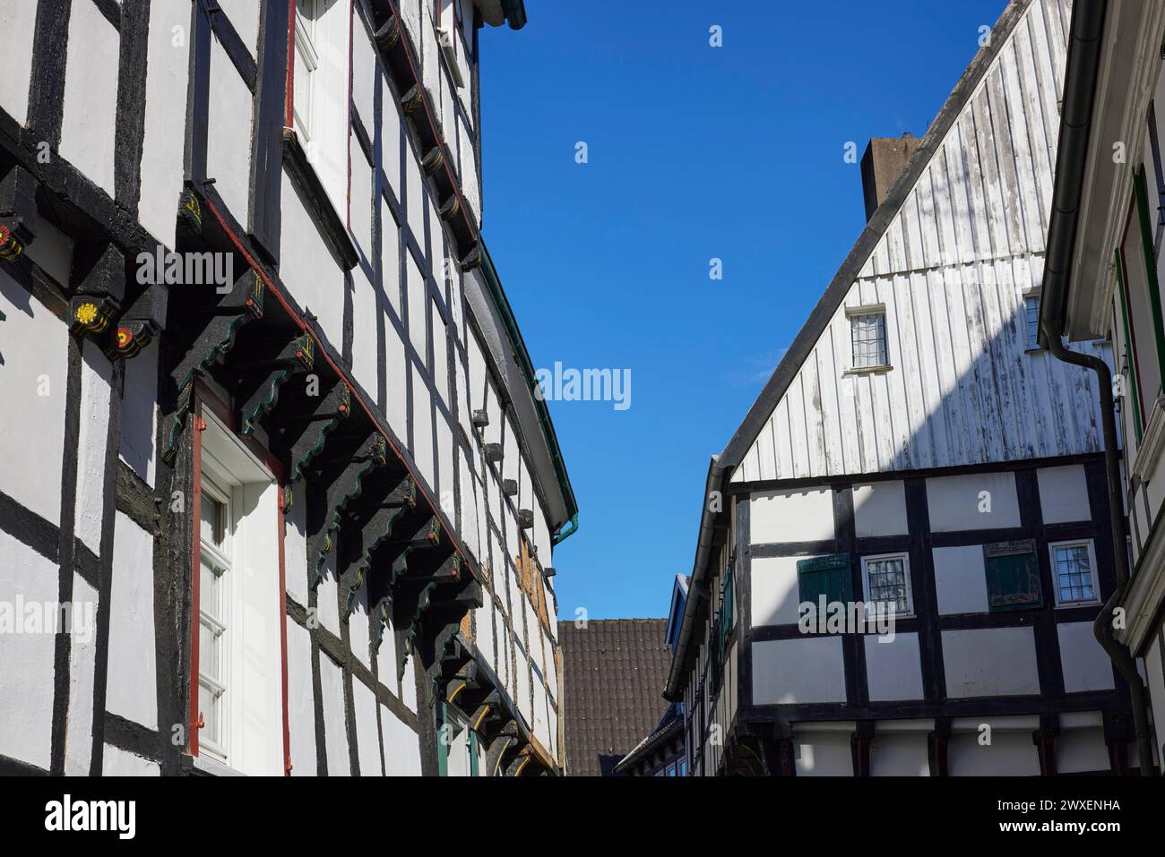 Casa a graticcio contro un cielo azzurro senza nuvole nel centro storico di Hattingen, nel distretto Ennepe-Ruhr, nella Renania settentrionale-Vestfalia, Germania Foto Stock