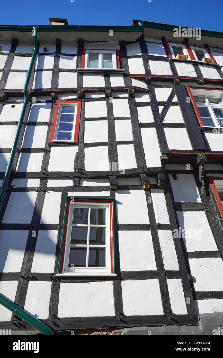 Facciata di una casa per metà in legno con finestre su un cielo azzurro senza nuvole nel centro storico di Hattingen, quartiere Ennepe-Ruhr, a nord Foto Stock