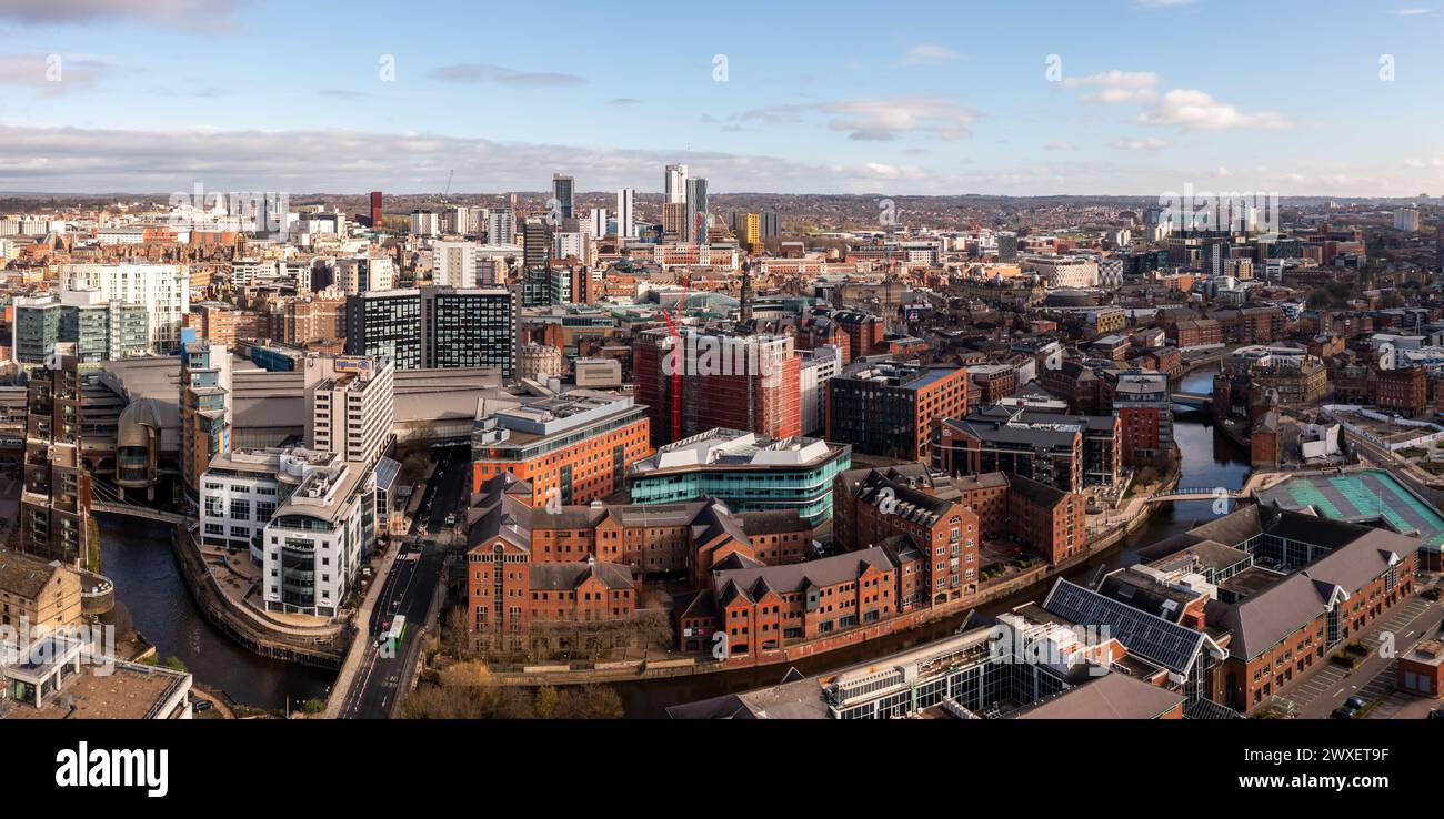 LEEDS, REGNO UNITO - 29 MARZO 2024. . Una vista panoramica aerea del centro di Leeds con il canale da Leeds a Liverpool che attraversa Robert's Wharf Foto Stock