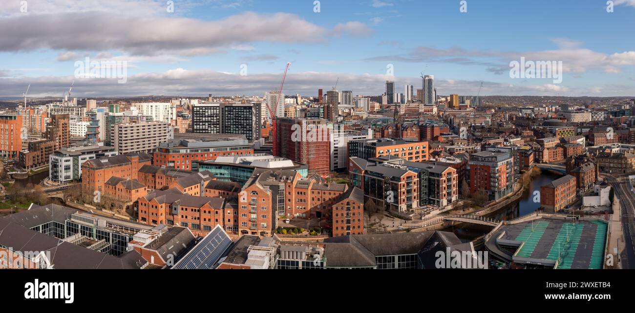 LEEDS, REGNO UNITO - 29 MARZO 2024. . Una vista panoramica aerea del centro di Leeds con i vecchi magazzini ristrutturati lungo il canale Leeds-Liverpool Foto Stock
