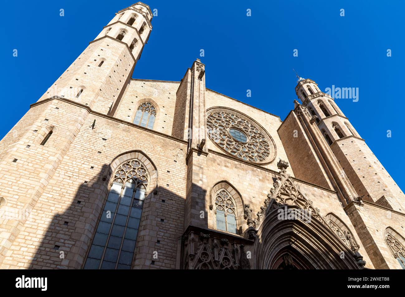 Chiesa di Santa Maria del Mar nel quartiere Ribera di Barcellona, costruita tra il 1329 e il 1383. Foto Stock