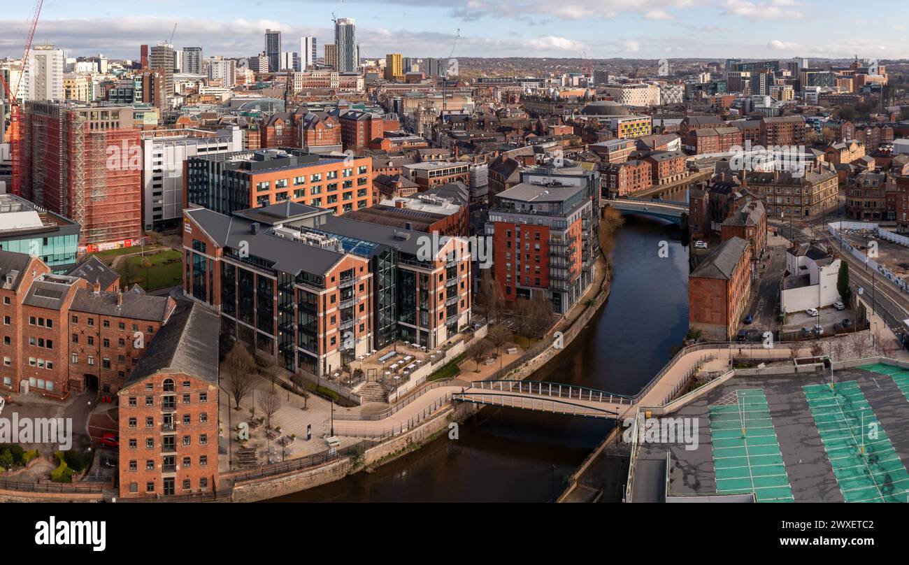LEEDS, REGNO UNITO - 29 MARZO 2024. . Una vista panoramica aerea del centro di Leeds con i vecchi magazzini ristrutturati che forniscono appartamenti di lusso lungo la L Foto Stock