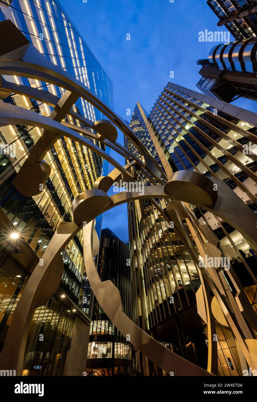 Londra, Regno Unito: Street art nella City di Londra vicino a Lime Street di notte. Gli alti edifici dietro sono lo Scalpel (L) e il Willis Building (R). Foto Stock