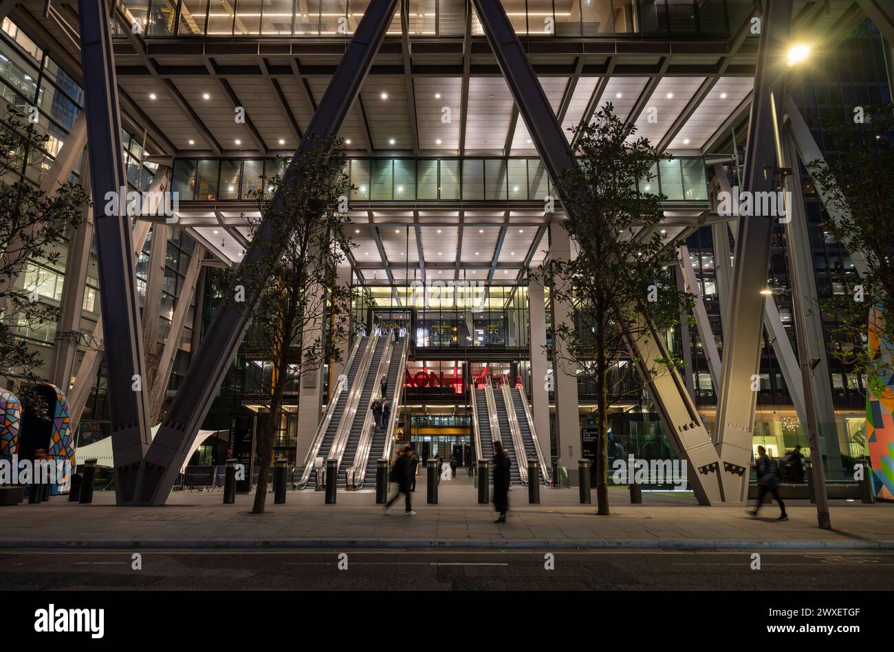 Londra, Regno Unito: Ingresso al Leadenhall Building o al Cheesegrater al 122 di Leadenhall Street nella City di Londra di notte. Foto Stock