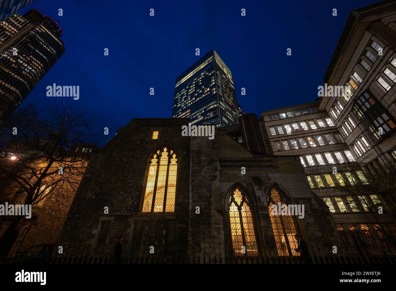 Londra, Regno Unito: St Helen's Church, Bishopsgate on Undershaft nella City di Londra di notte. Foto Stock