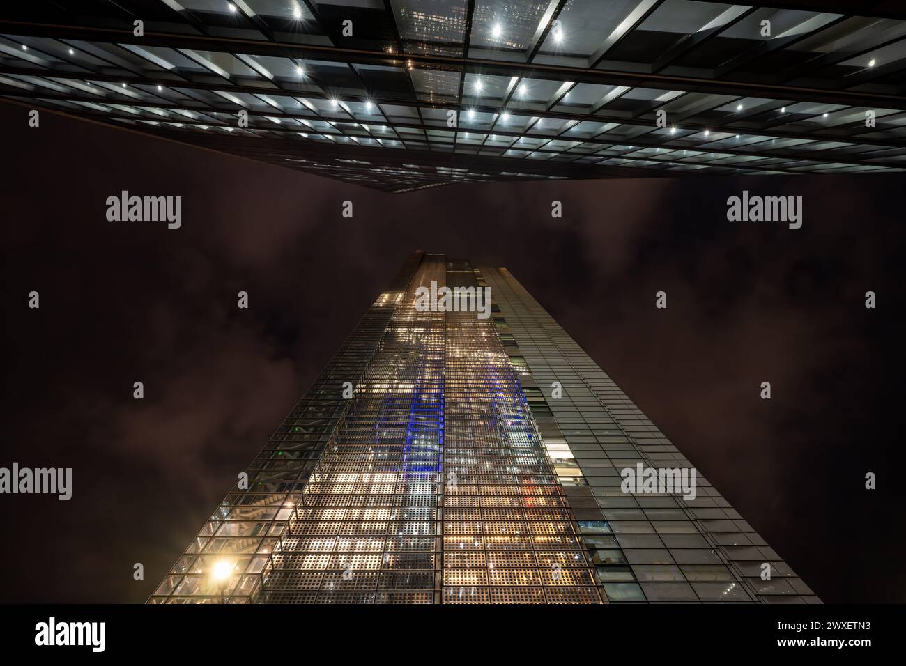 Londra, Regno Unito: La Salesforce Tower (ex Heron Tower) al 110 di Bishopsgate nella City di Londra da Camomile Street di notte con 100 Bishopsgate (in alto). Foto Stock Londra, Regno Unito: La Salesforce Tower (ex Heron Tower) al 110 di Bishopsgate nella City di Londra da Camomile Street di notte con 100 Bishopsgate (in alto). Foto Stock