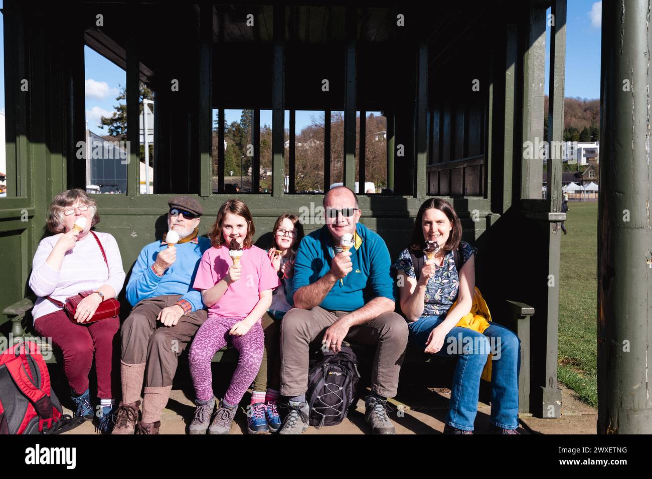 Cumbria, Regno Unito. 30 marzo 2024. Tempo Regno Unito.fine settimana di Pasqua il clima dei cieli azzurri e del sole porta i turisti a provare i gelati e le gite in barca a Bowness Bay sul Lago Windermere nel Lake District . Crediti: Gordon Shoosmith/Alamy Live News Foto Stock
