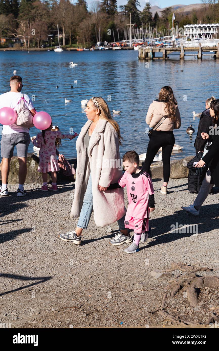 Cumbria, Regno Unito. 30 marzo 2024. Tempo Regno Unito.fine settimana di Pasqua il clima dei cieli azzurri e del sole porta i turisti a provare i gelati e le gite in barca a Bowness Bay sul Lago Windermere nel Lake District . Crediti: Gordon Shoosmith/Alamy Live News Foto Stock