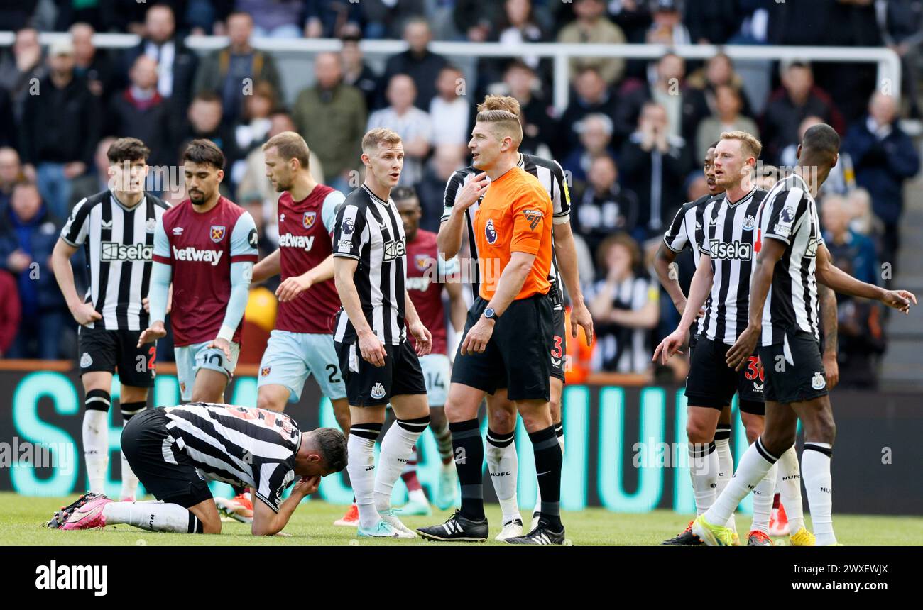 Dan Burn del Newcastle United fa appello all'arbitro Rob Jones, in quanto Fabian Schar sta soffrendo dopo una sfida durante la partita di Premier League a St. James' Park, Newcastle upon Tyne. Data foto: Sabato 30 marzo 2024. Foto Stock
