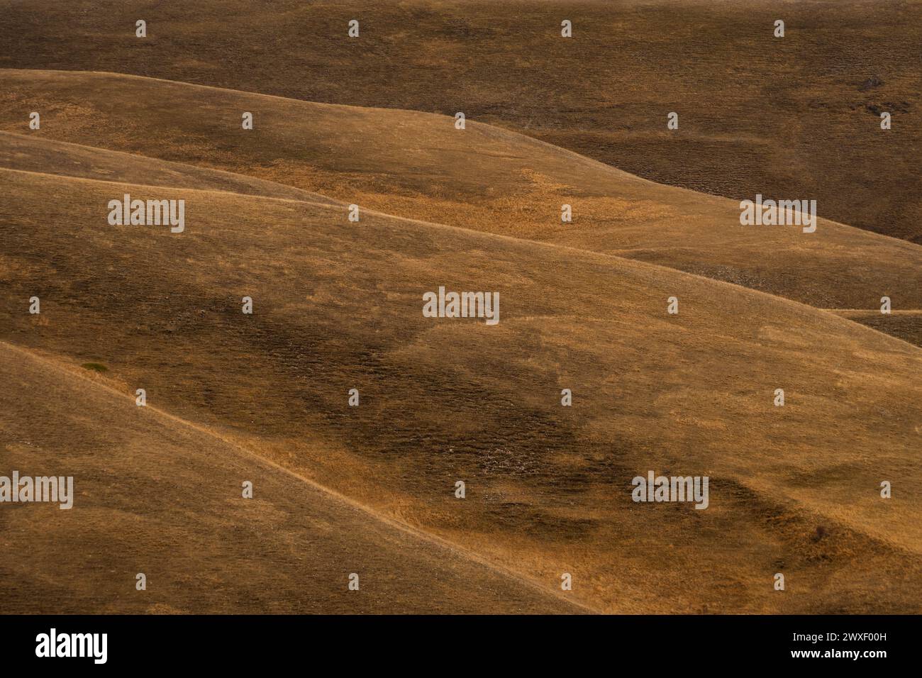 uno scorcio della montagna che evidenzia la carenza di neve nel periodo invernale Foto Stock