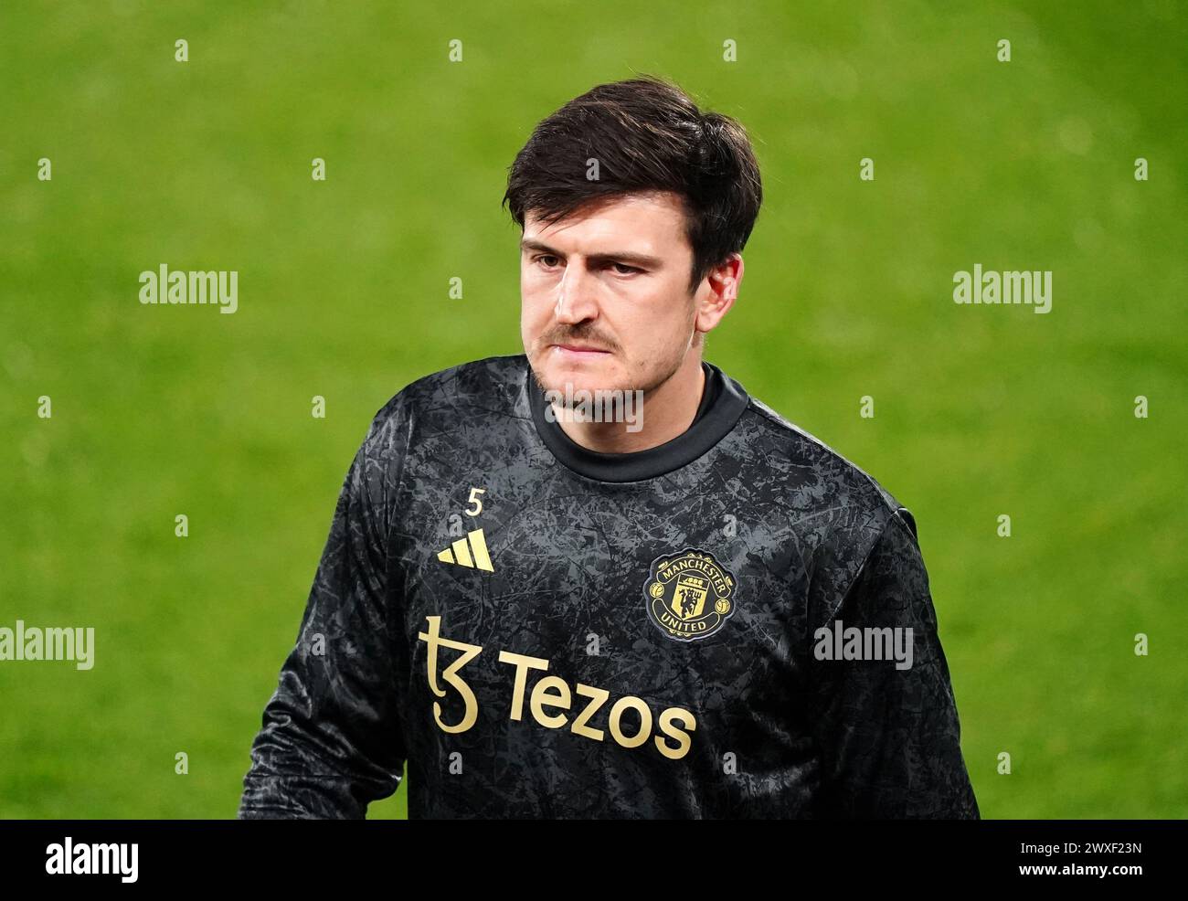 Harry Maguire del Manchester United si sta riscaldando in vista della partita di Premier League al Gtech Community Stadium di Londra. Data foto: Sabato 30 marzo 2024. Foto Stock