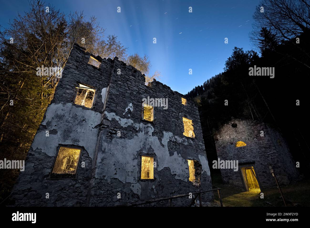 Edifici del villaggio abbandonato di Ischiazza. Val Cembra, Trentino, Italia. Foto Stock