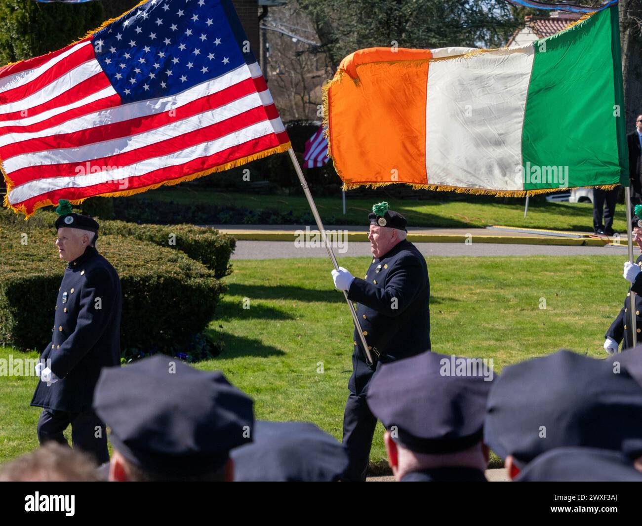 New York, Stati Uniti. 30 marzo 2024. La passeggiata della Guardia d'onore di fronte alla chiesa funebre per l'ufficiale caduto della polizia di New York Jonathan Diller si è svolta con centinaia di agenti di polizia allineati davanti alla St Rosa di Lima Chiesa cattolica Toman. Secondo i rapporti della polizia, l'agente Diller, di 31 anni, e il suo partner stavano facendo una fermata per un'auto parcheggiata illegalmente a far Rockaway. Durante l'incontro, un individuo nel veicolo brandiva un'arma da fuoco e la puntava agli ufficiali, provocando uno scambio di colpi di arma da fuoco. Credito: SOPA Images Limited/Alamy Live News Foto Stock