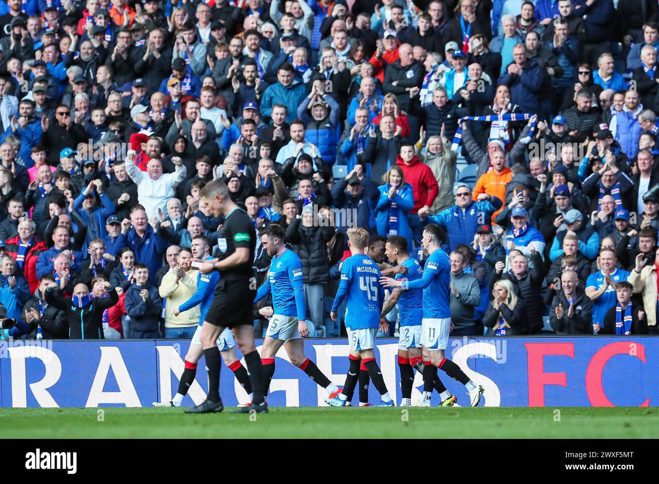 Glasgow, Regno Unito. 30 marzo 2024. I Rangers giocano all'Hibernian all'Ibrox Stadium di Glasgow, Scozia, Regno Unito, in una partita di Premiership scozzese. I Rangers sono al secondo posto in campionato e una vittoria li metterebbe in testa, al di sopra dei loro rivali più stretti, il Celtic. Hibernian, attualmente seduto sesta, ha bisogno di punti per mantenere quella posizione prima della separazione stagionale tra poche settimane. Crediti: Findlay/Alamy Live News Foto Stock