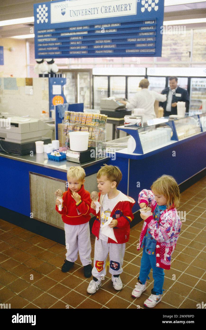 Tre piccoli bambini potranno gustare i coni di gelato freschi al Creamery, State College, Pennsylvania, USA Foto Stock