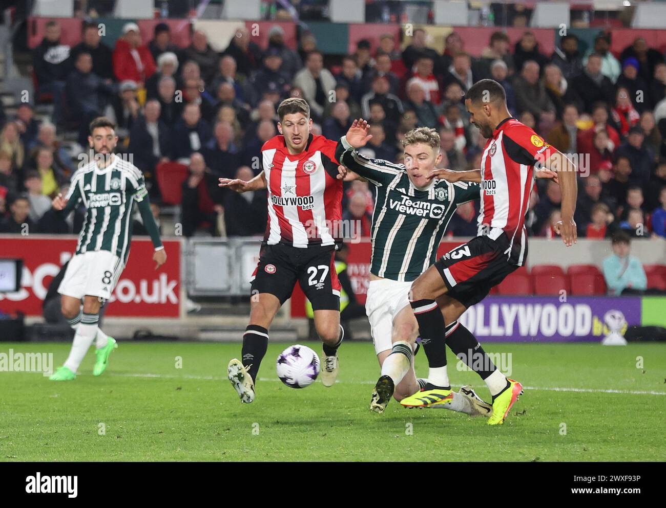 Londra, Regno Unito. 30 marzo 2024. Rasmus Hojlund del Manchester United ha un tiro in porta che viene salvato da Mark Flekken (non nella foto) del Brentford durante la partita di Premier League al Gtech Community Stadium di Londra. Il credito per immagini dovrebbe essere: Paul Terry/Sportimage Credit: Sportimage Ltd/Alamy Live News Foto Stock