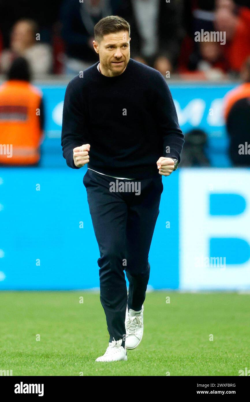 Leverkusen, Deutschland, Germania 1. Fussball Bundesliga, 27. Spieltag, Matchday 27 Bayer 04 Leverkusen : 1899 TSG Hoffenheim 2-1 30. 03. 2024 nella der Bay-Arena di Leverkusen Trainer Xabi ALONSO (LEV) ballt die Fäuste und jubelt über den Siegtreffer foto: Norbert Schmidt, Duesseldorf Foto Stock