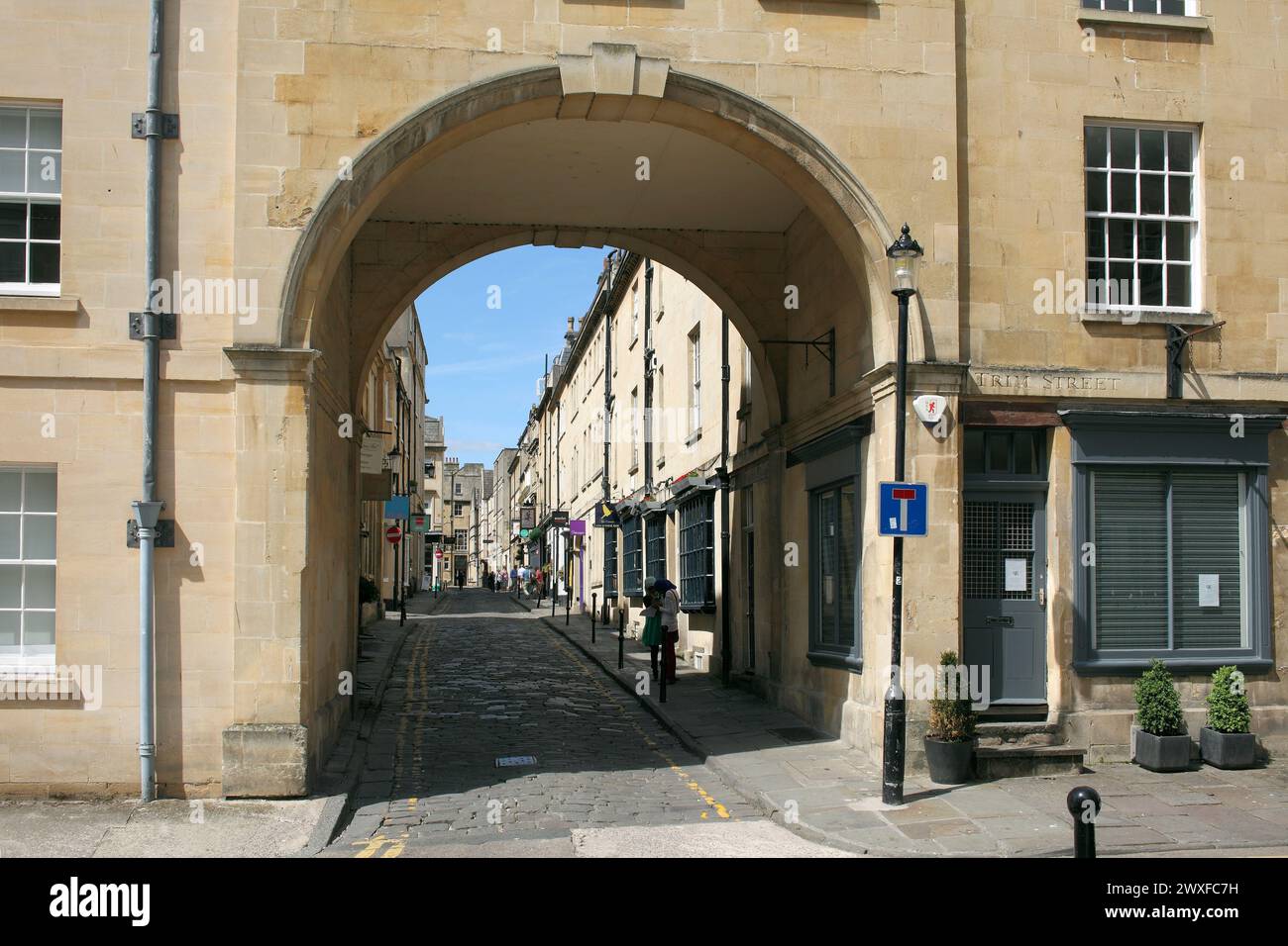 Queen Street, Bath, visto attraverso un arco su Trim St Foto Stock