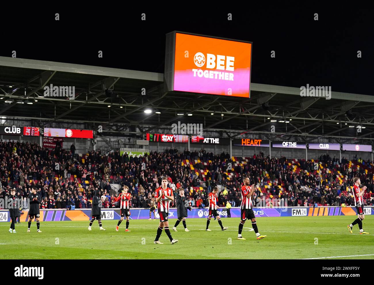 I giocatori del Brentford applaudono i tifosi dopo la partita di Premier League al Gtech Community Stadium di Londra. Data foto: Sabato 30 marzo 2024. Foto Stock