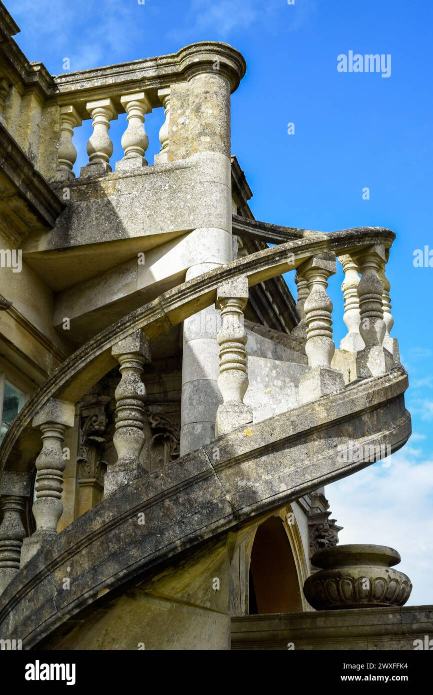 Scala a chiocciola realizzata in pietra sull'esterno dell'edificio in stile tradizionale Foto Stock