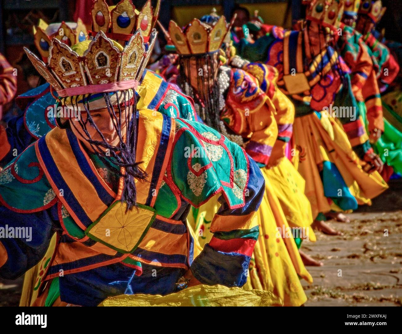 Gli interpreti maschili ballano al festival del tempio Jambey Lhakhang a Jakar, Bhutan. Foto Stock